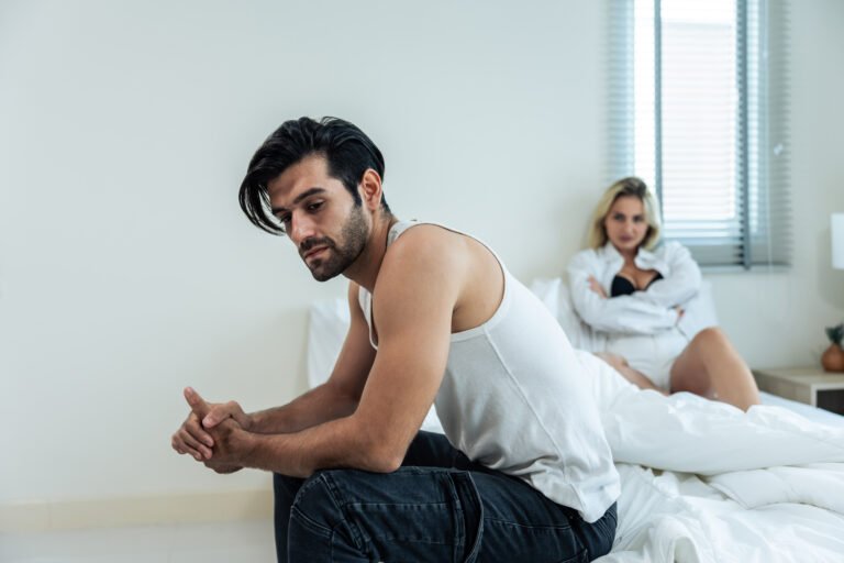 Pareja atravesando un conflicto emocional tras una infidelidad.