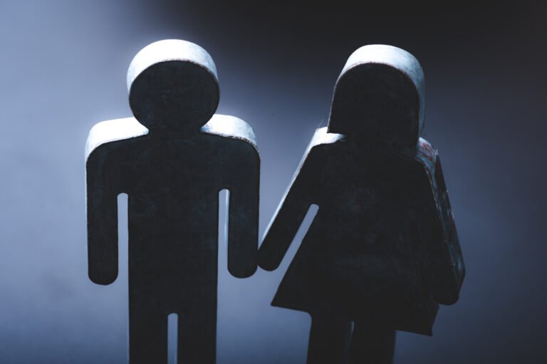Ilustración de una pareja que representa una relación tóxica y el distanciamiento emocional.